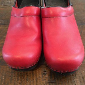 Dansko Size Size 8 Clog RED!